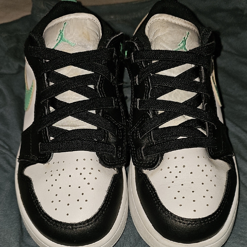 Nike Kids Black and White Sneakers with Green Accents